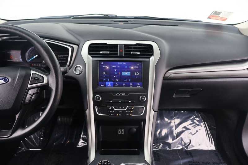 Ford Fusion Hybrid Vehicle Full-screen Gallery Image 26