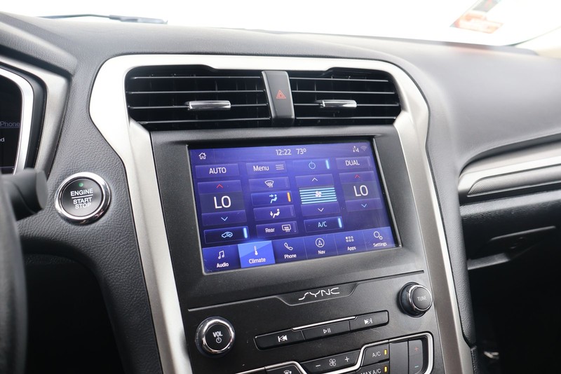 Ford Fusion Hybrid Vehicle Full-screen Gallery Image 27