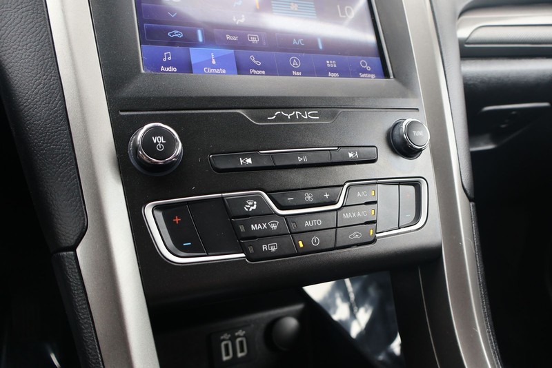 Ford Fusion Hybrid Vehicle Full-screen Gallery Image 29