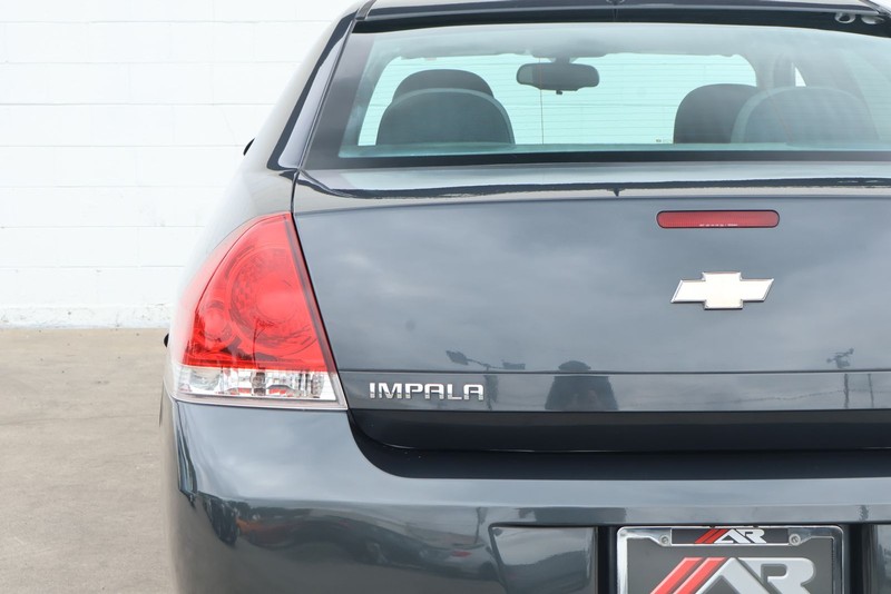Chevrolet Impala Limited Vehicle Full-screen Gallery Image 07