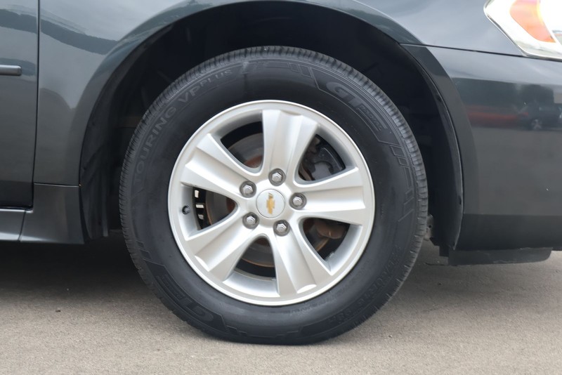 Chevrolet Impala Limited Vehicle Full-screen Gallery Image 13