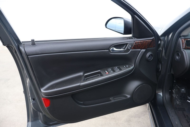 Chevrolet Impala Limited Vehicle Full-screen Gallery Image 14