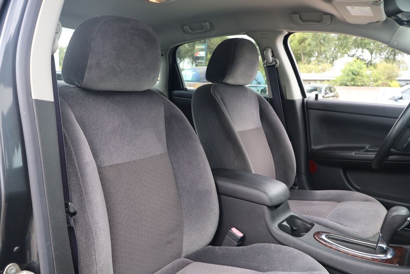 Chevrolet Impala Limited Vehicle Full-screen Gallery Image 18