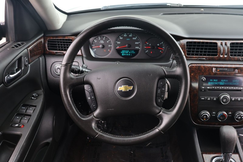 Chevrolet Impala Limited Vehicle Full-screen Gallery Image 22