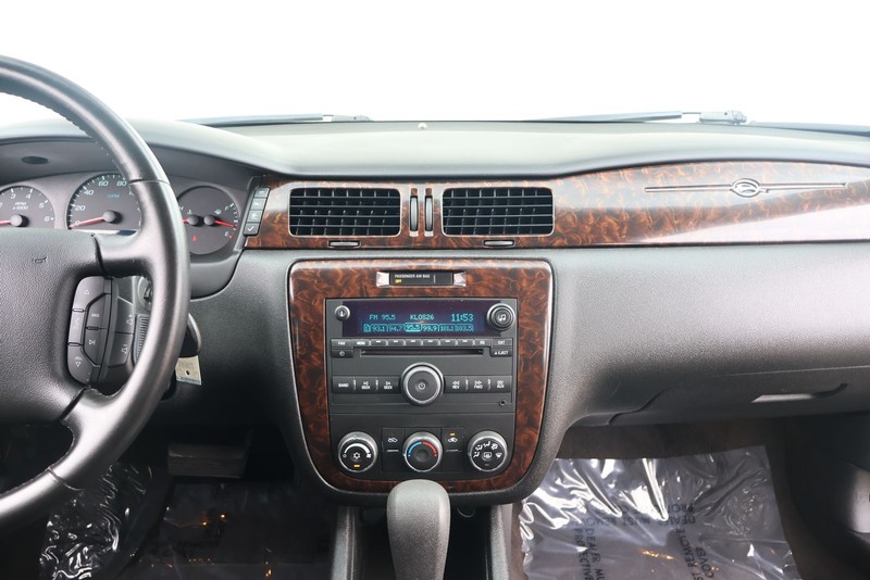 Chevrolet Impala Limited Vehicle Full-screen Gallery Image 25