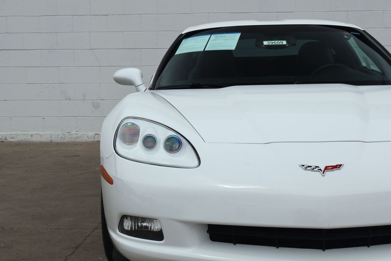 Chevrolet Corvette Vehicle Full-screen Gallery Image 03