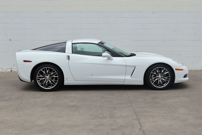 Chevrolet Corvette Vehicle Full-screen Gallery Image 04