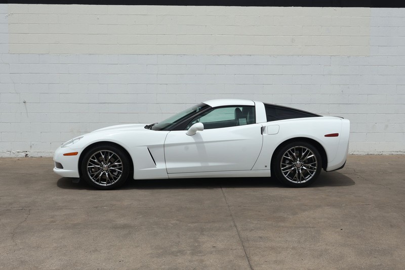 Chevrolet Corvette Vehicle Full-screen Gallery Image 10
