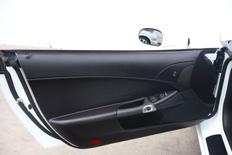 Chevrolet Corvette Vehicle Full-screen Gallery Image 14