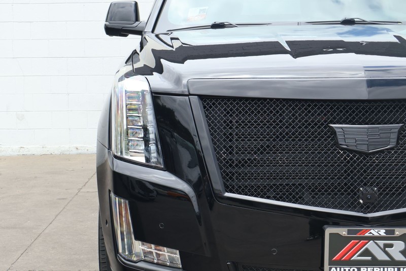 Cadillac Escalade ESV Vehicle Full-screen Gallery Image 03