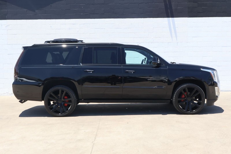 Cadillac Escalade ESV Vehicle Full-screen Gallery Image 04