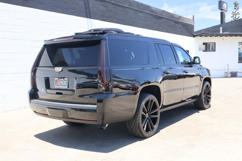 Cadillac Escalade ESV Vehicle Full-screen Gallery Image 05