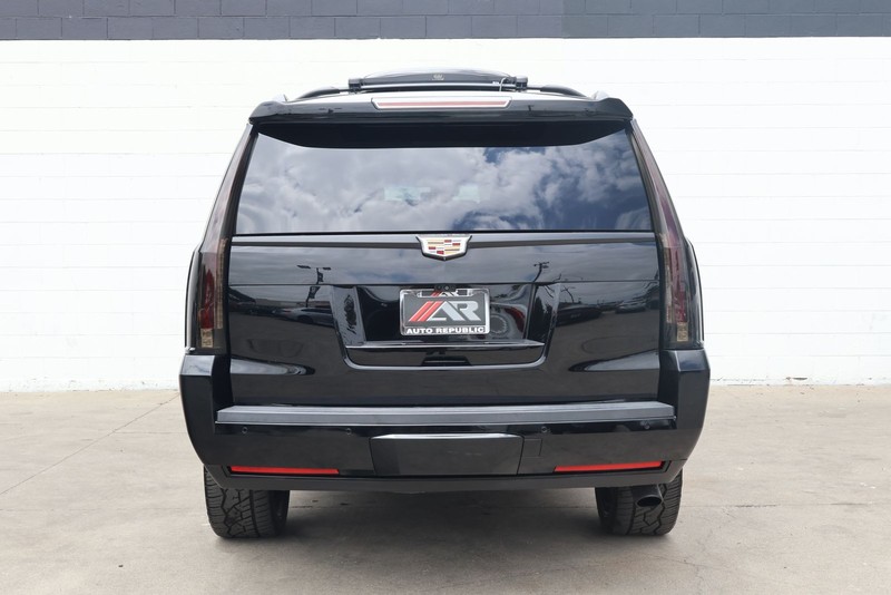 Cadillac Escalade ESV Vehicle Full-screen Gallery Image 06