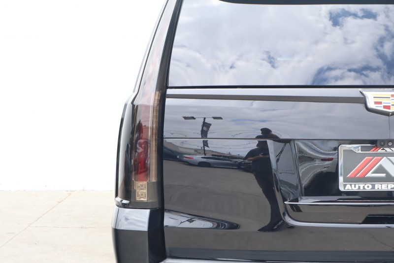 Cadillac Escalade ESV Vehicle Full-screen Gallery Image 07