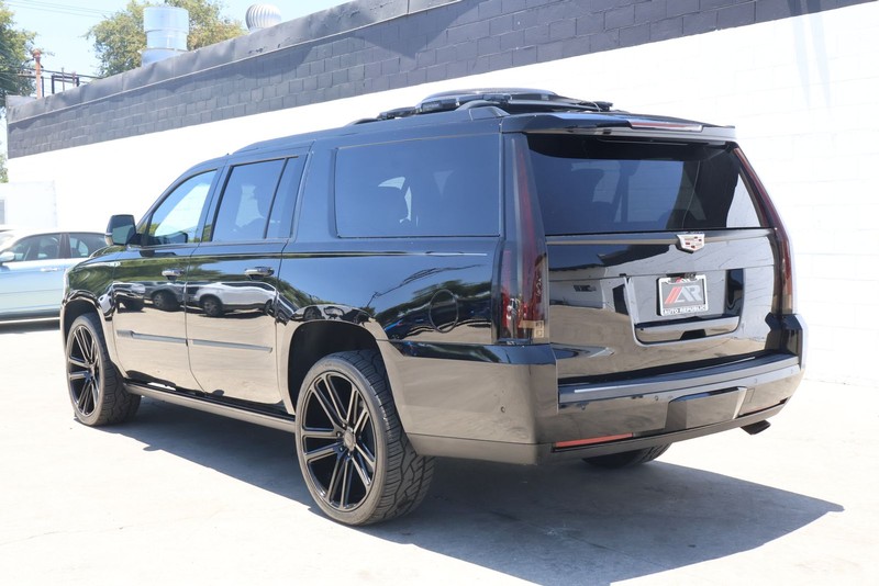 Cadillac Escalade ESV Vehicle Full-screen Gallery Image 09