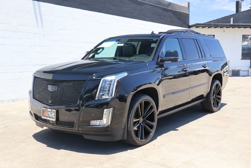 Cadillac Escalade ESV Vehicle Full-screen Gallery Image 11