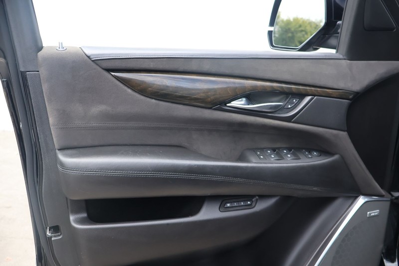 Cadillac Escalade ESV Vehicle Full-screen Gallery Image 16