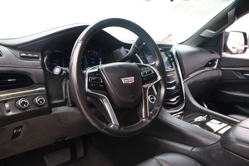 Cadillac Escalade ESV Vehicle Full-screen Gallery Image 17