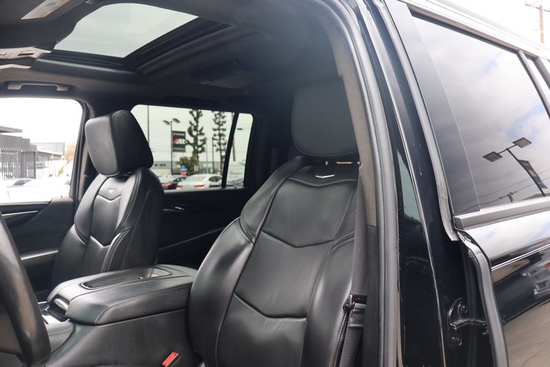 Cadillac Escalade ESV Vehicle Full-screen Gallery Image 18