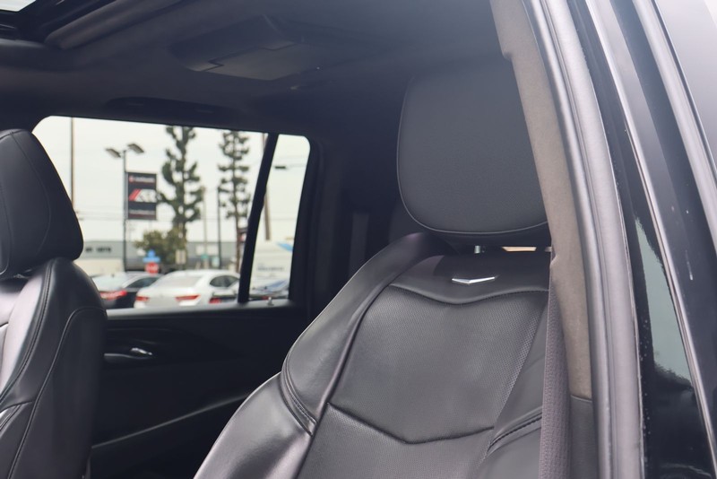 Cadillac Escalade ESV Vehicle Full-screen Gallery Image 19