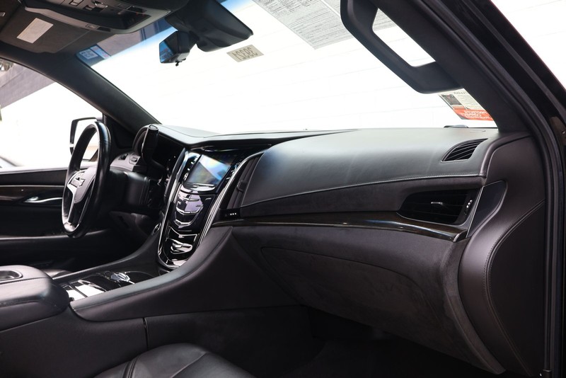 Cadillac Escalade ESV Vehicle Full-screen Gallery Image 20