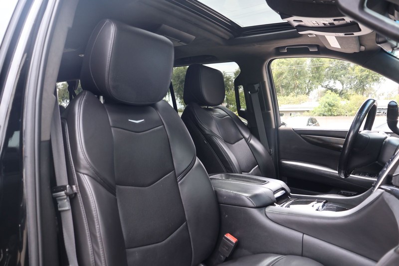 Cadillac Escalade ESV Vehicle Full-screen Gallery Image 21