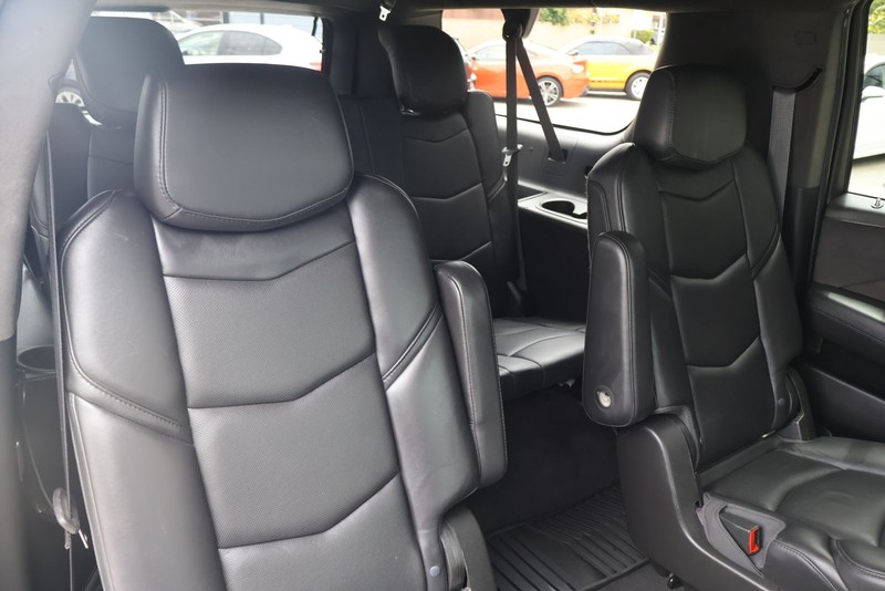 Cadillac Escalade ESV Vehicle Full-screen Gallery Image 22