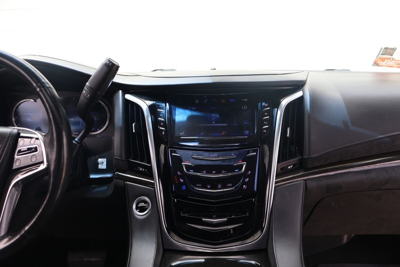 Cadillac Escalade ESV Vehicle Full-screen Gallery Image 31