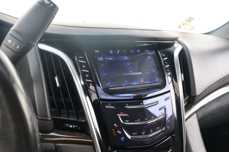 Cadillac Escalade ESV Vehicle Full-screen Gallery Image 32