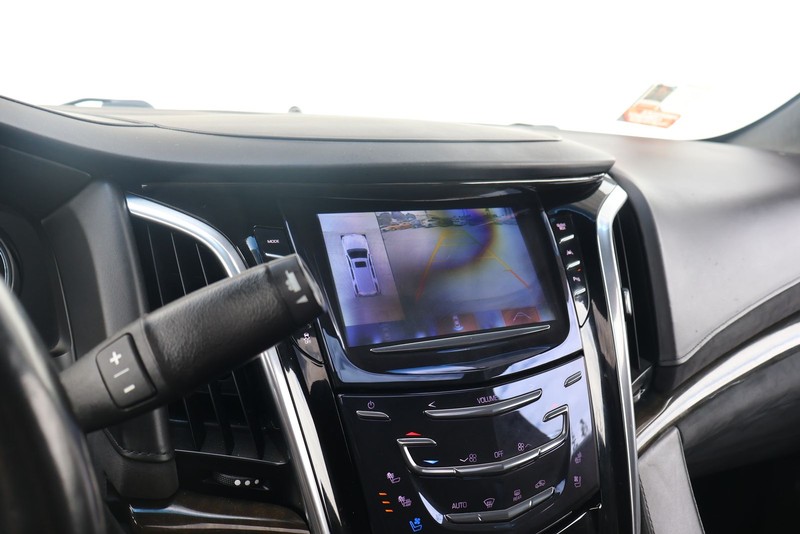 Cadillac Escalade ESV Vehicle Full-screen Gallery Image 33