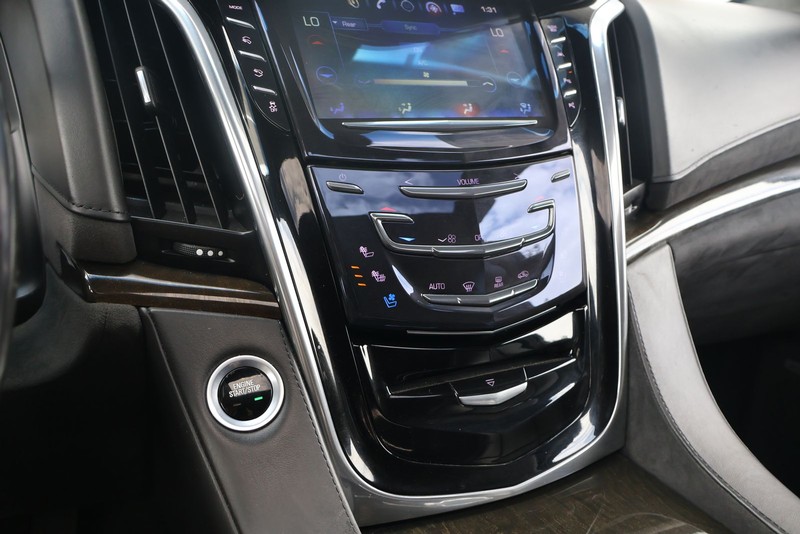 Cadillac Escalade ESV Vehicle Full-screen Gallery Image 34