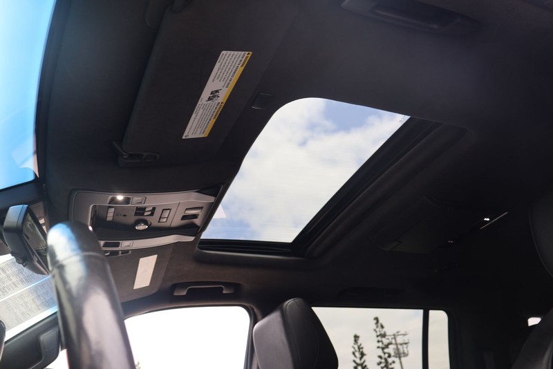Cadillac Escalade ESV Vehicle Full-screen Gallery Image 36