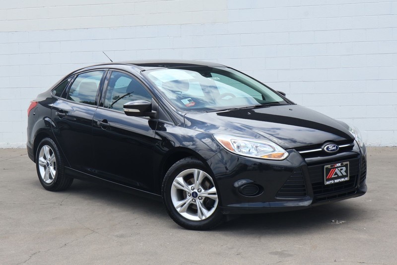 Ford Focus Sedan Vehicle Full-screen Gallery Image 01