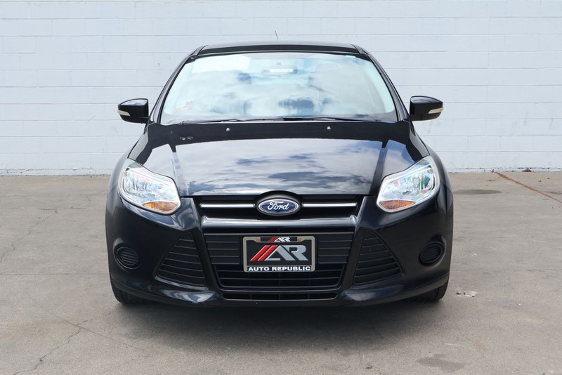 Ford Focus Sedan Vehicle Full-screen Gallery Image 02