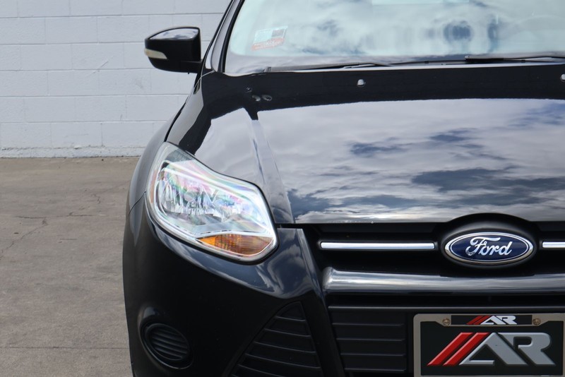 Ford Focus Sedan Vehicle Full-screen Gallery Image 03