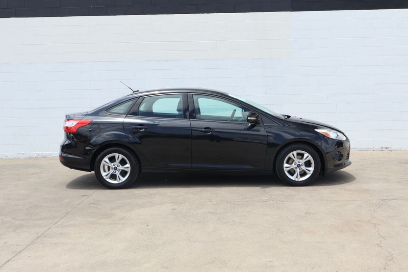Ford Focus Sedan Vehicle Full-screen Gallery Image 04
