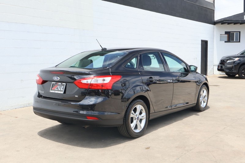 Ford Focus Sedan Vehicle Full-screen Gallery Image 05