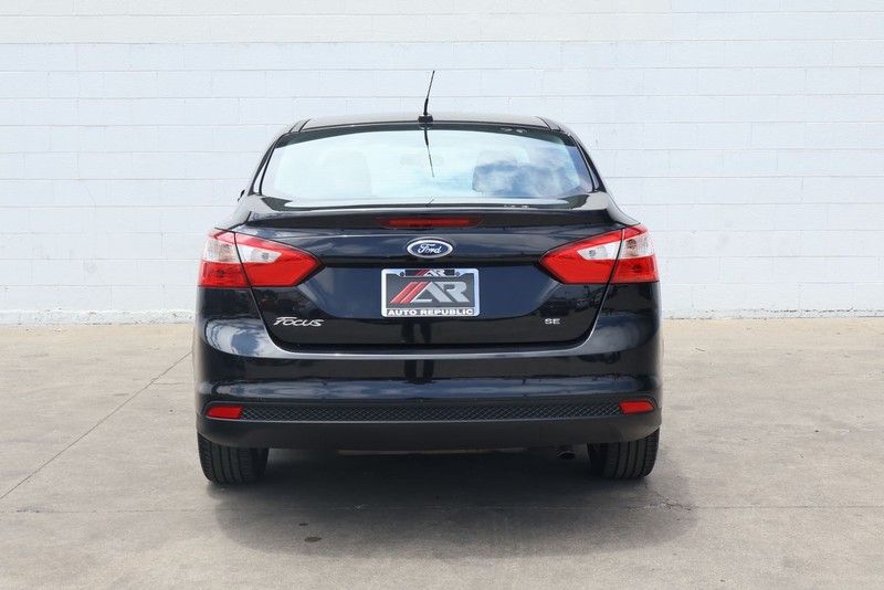 Ford Focus Sedan Vehicle Full-screen Gallery Image 06