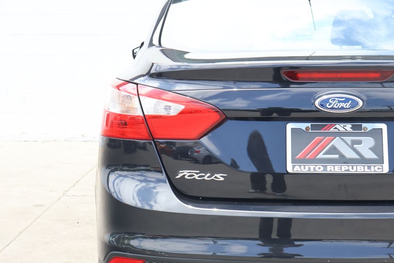 Ford Focus Sedan Vehicle Full-screen Gallery Image 07