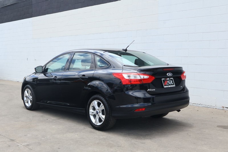 Ford Focus Sedan Vehicle Full-screen Gallery Image 09