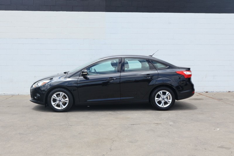 Ford Focus Sedan Vehicle Full-screen Gallery Image 10