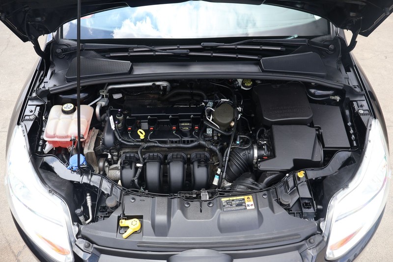 Ford Focus Sedan Vehicle Full-screen Gallery Image 12