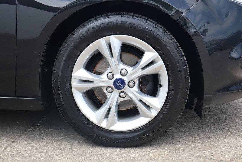 Ford Focus Sedan Vehicle Full-screen Gallery Image 13