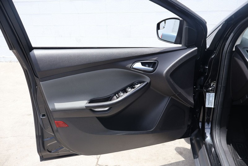 Ford Focus Sedan Vehicle Full-screen Gallery Image 14