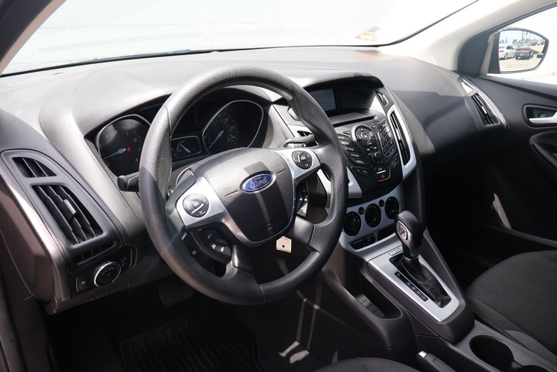 Ford Focus Sedan Vehicle Full-screen Gallery Image 15