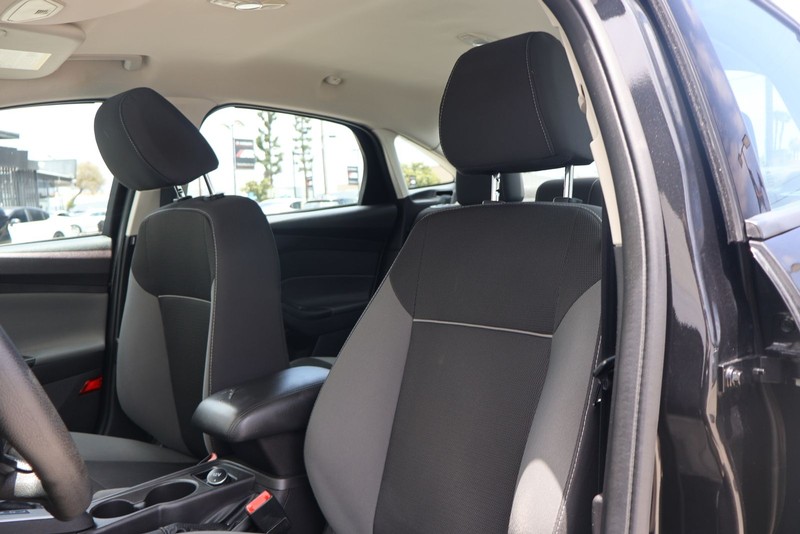 Ford Focus Sedan Vehicle Full-screen Gallery Image 16