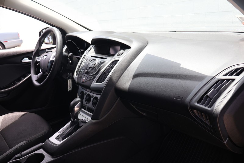 Ford Focus Sedan Vehicle Full-screen Gallery Image 18