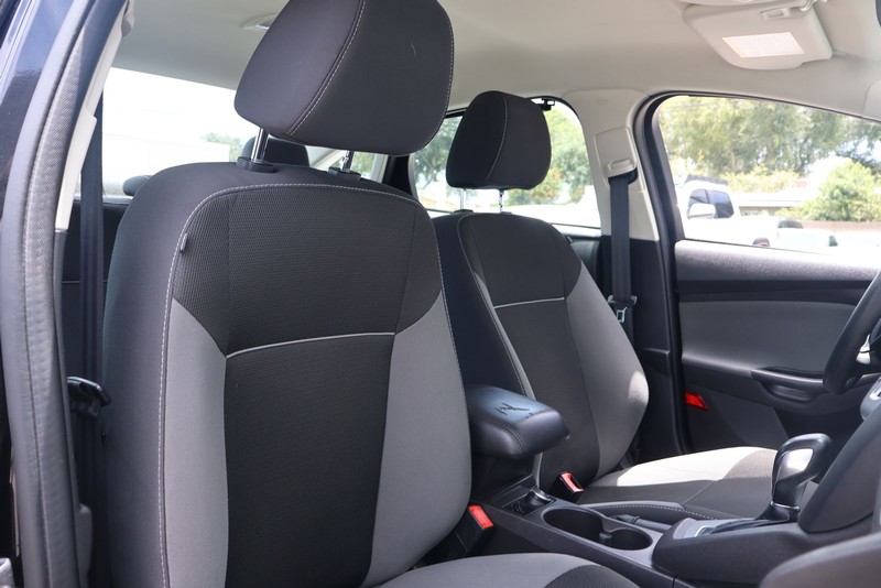 Ford Focus Sedan Vehicle Full-screen Gallery Image 19