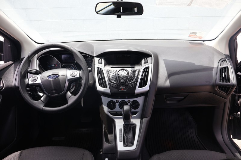 Ford Focus Sedan Vehicle Full-screen Gallery Image 21