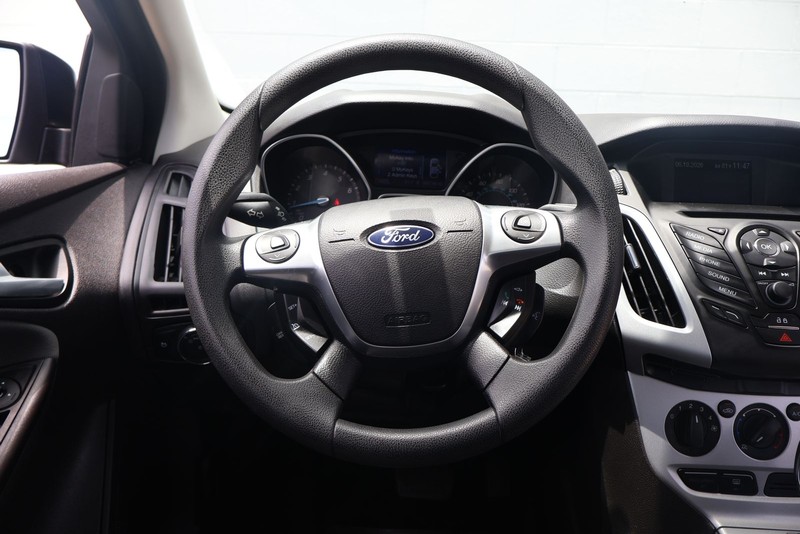 Ford Focus Sedan Vehicle Full-screen Gallery Image 23
